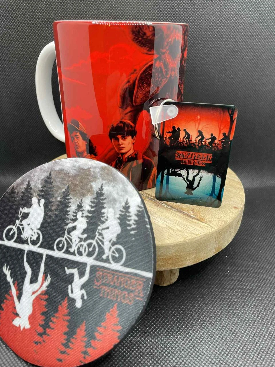 🎁 Coffret Mug – Mug + Porte-clés + Dessous de Tasse – Stranger Things 🔦🧇